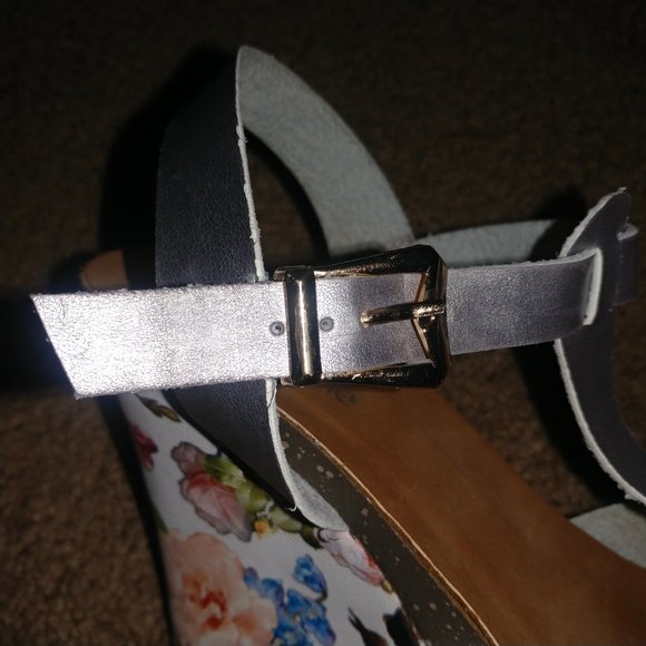 Bella Marie: HOLA Silver Floral Platform Wedge Sandals - Women's Size 7.5 - Picture 8 of 10